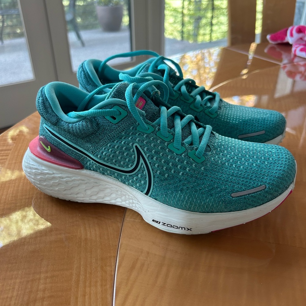 Nike Women's Turquoise and Pink Athletic Shoes
